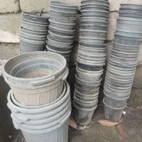 تعدادی گلدون پلاستیکی و سفالی