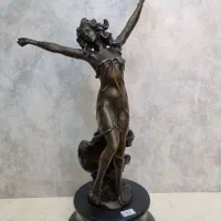 مجسمه برنزی زن دایره به دست
