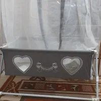 تخت کنار مادر