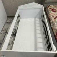 تخت کودک کنار مادر