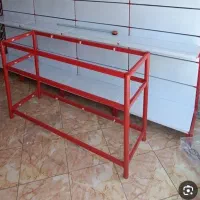 میز کار  ۲ عدد ویترین و تعدادی رگال و پایه رگال