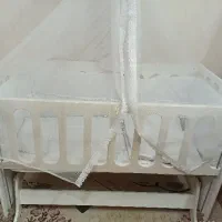 تخت کنار مادر و گهواره