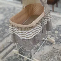 تخت کنار مادر
