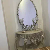 آیینه و شمعدان و میز