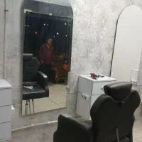 آینه و دکور مغازه تمیز و نو