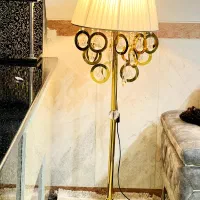 آباژور ایستاده