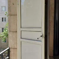 درب آلومینیومی سفید با چهارچوب