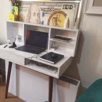 میز و آینه قدی