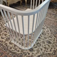 تخت چوبی کنار مادر