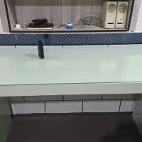 یک عدد میز کار و یه عدد کابینت ام دی اف همراه روشو