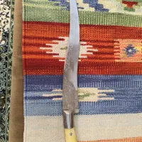 خنجر دکوری و ساعت قدیمی آرام گرد