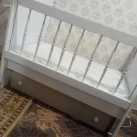 تخت کنار مادر