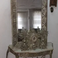 آینه و کنسول و شمعدان