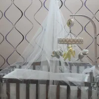 تخت نوزاد کنار مادر