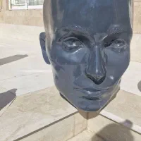 گلدان فایبرگلاس بزرگ  طرح چهره  مشکی