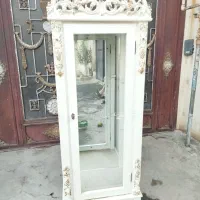 ویترین و ساعت ایستاده سفید