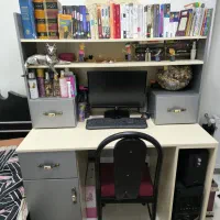 کتابخانه و میز تحریر