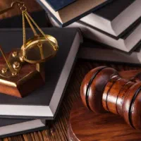 انجام امتحانات دورس کارشناسی حقوق