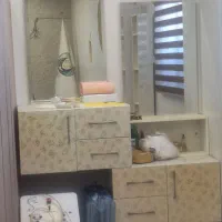 آینه و کنسول و قفسه
