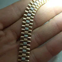 یه دست بند طلا پیدا شده