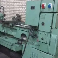 تراشکار ماهر و کارگر وسط کار