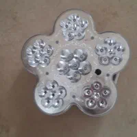 گل مصنوعی و چراغ قوه