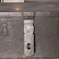 (عتیقه)صندوقچه آهنی دست ساز(قدیمی بالای ۱۰۰ سال)
