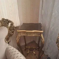 ساعت ایستاده و میزکنار سالنی