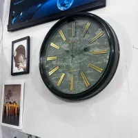 ساعت دیواری سبز رنگ مونیک طرح و رنگ خاص