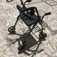 واکر چرخ دار داشتن جای پا و سبد دار با ترمز