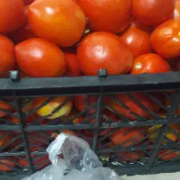 یک جعبه گوجه قرمز و یک جعبه گوجه نارس داریم