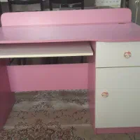 میز تحریر و کامپیوتر