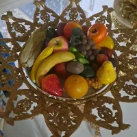 کنار سالنی ظرف میوه