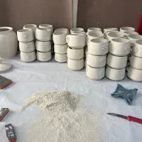 نیروی خانم در کارگاه ظروف سرامیکی