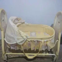 تخت وگهواره عروسکی کنارمادر