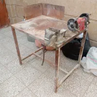 میز همراه سنگ محک و گیره