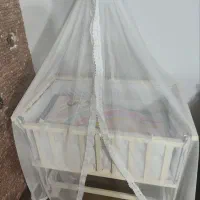 تخت کنار مادر