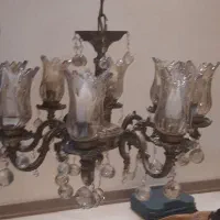 لوستر ۸ شعله با بدنه برنجی آنتیک و حباب کریستالی