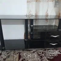 میز تلویزیون شیشه ای در حد نو