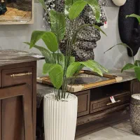 گل و گلدان کنار سالنی