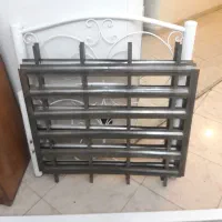 تخت فلزی