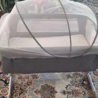 تخت کنار مادر