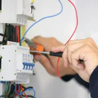 برقکار منصف و تمیزکار