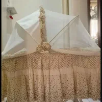 تخت کنار مادر