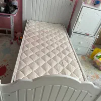 تخت کودک به همراه تشک در حد نو