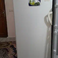 یک‌یخجال‌‌ارج‌و‌یک‌فریزر‌(هر‌دونیازمند‌تعمیر‌)