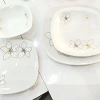سرویس چینی ۶ نفره و یه دست استکان لب طلایی