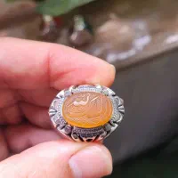 انگشتر‌ عقیق یمنی زرد کهنه ، حکاکی استاد شمشادی
