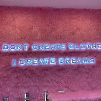 فروش تابلو نئون و دکوراتیو بوتیک و مزون کاملا سالم