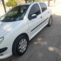 یک دستگاه خودرو 206 فرانسوی مدل 90